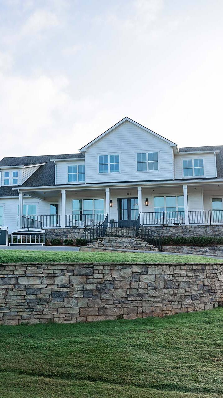 Exterior of Chimney Oaks Golf Club hotel