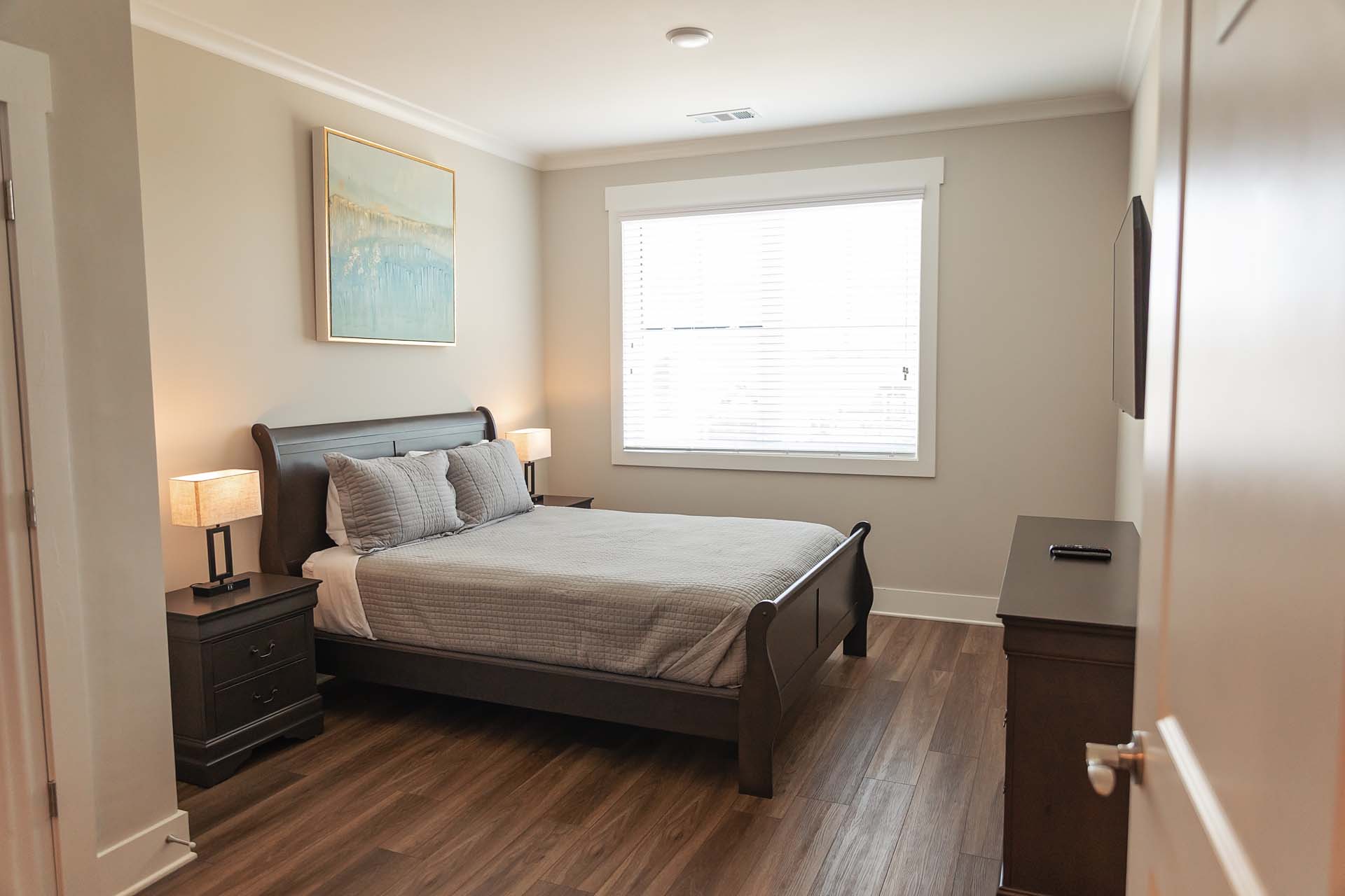 Standard bedroom with a queen bed